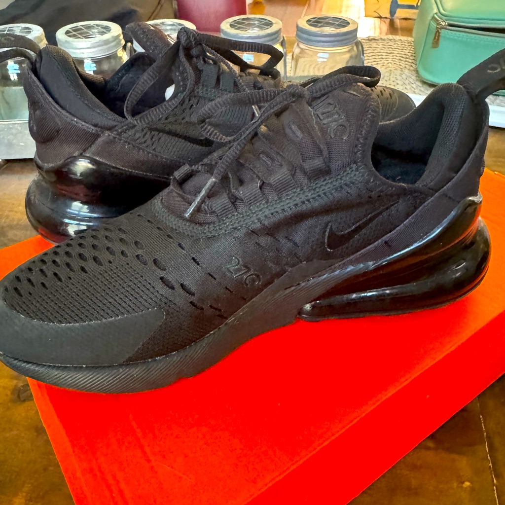 Nike Air Max 270 Triple Black Womens Size 7 Brand New Never Worn